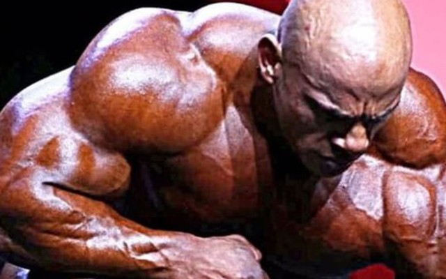 Quái vật thể hình nặng 155 kg, nhìn khối cơ bắp dày đặc, lưng dày như tường thành khiến tất cả sững sờ