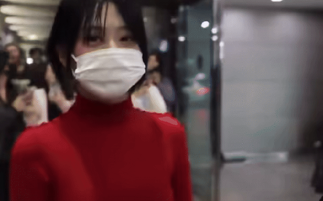 Lộ clip "tiểu Jennie" phát hoảng khi bị fan truy đuổi vây kín tại sân bay, hỏi 1 câu nghe mà xót