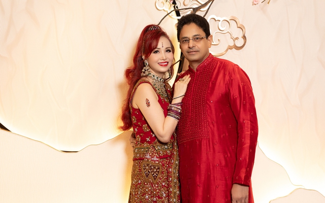 Vợ chồng hoa hậu Diệu Hoa tình tứ dự lễ hội Diwali