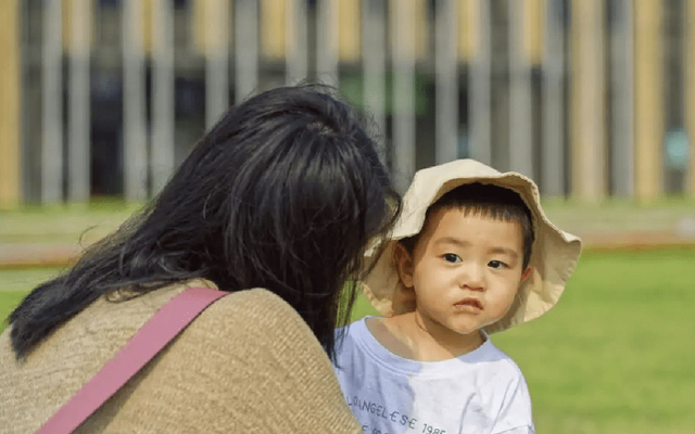 Khi người mẹ “khéo ăn khéo nói” lại sinh con nhút nhát và ít nói - 2 lý do tâm lý học khiến phụ huynh nào cũng nên gật gù