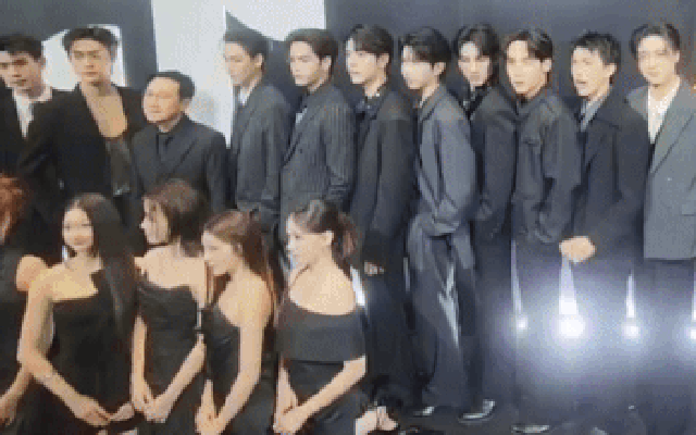 Cả dàn mỹ nhân mặc váy ngắn bị bắt quỳ rạp để chụp ảnh, loạt sao nam đứng trơ gây tranh cãi kịch liệt