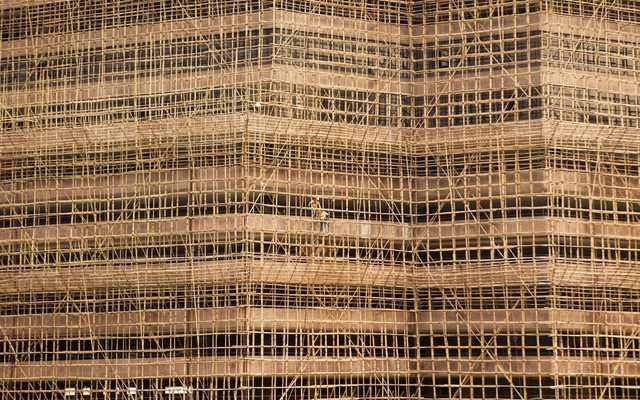 Dựng lại hiện trường: Giàn giáo tre dày như mạng nhện trở thành mồi lửa khiến chung cư của hơn 4.000 cư dân thành ngọn đuốc sống