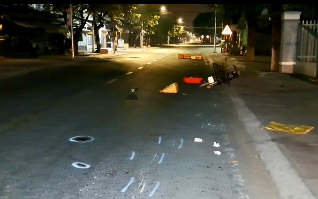 Xe máy tông người đàn ông nằm giữa đường, 2 người thương vong ở Đồng Tháp