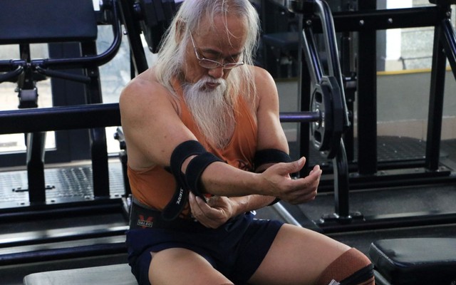 71 tuổi vẫn đẩy tạ 400kg, cụ ông gymer chia sẻ bí quyết “Tuổi tác không định nghĩa con người. Chỉ có thái độ sống mới làm nên sức mạnh”.