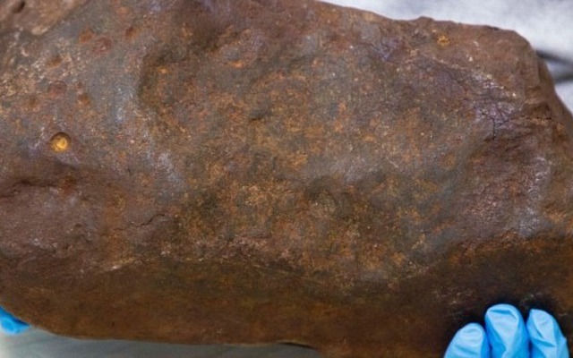 Tưởng nhặt được khối vàng 17 kg trị giá 60 tỷ đồng trong công viên, người đàn ông ‘ngã ngửa’ khi biết giá trị thật của kho báu trong tay