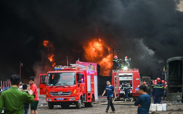 Cháy lớn tại Đà Nẵng, cột khói cuồn cuộn sau Bệnh viện Hòa Vang