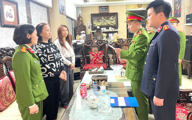 Ảnh: Khám xét nơi ở và nơi làm việc của vợ chồng chủ tiệm vàng Nguyễn Hữu Bình