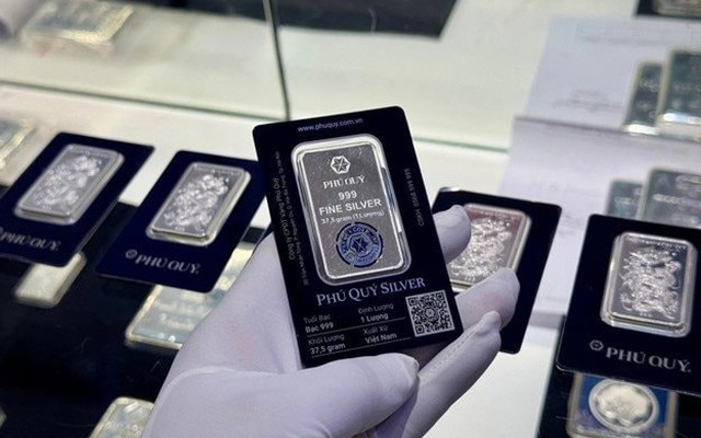 Bạc tăng mạnh chưa từng thấy, mức tăng vượt xa giá vàng