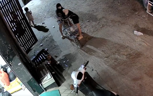 Công an ở TPHCM vào cuộc vụ cô gái nghi cướp bông tai bé 5 tuổi