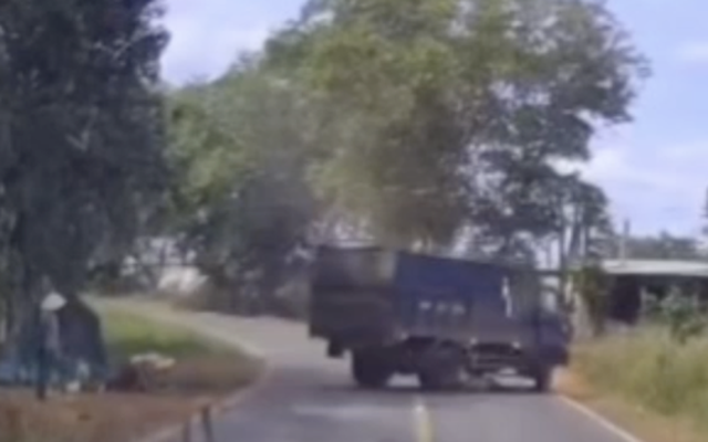 CLIP ghi lại vụ việc xe tải cán qua người nạn nhân 2 lần