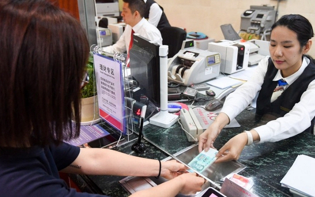 Người phụ nữ đi rút 58 triệu đồng trong tài khoản của chính mình nhưng bị từ chối, nhân viên ngân hàng cho biết: “Chúng tôi hết tiền rồi”