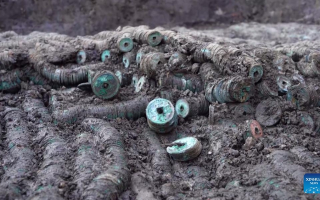 Phát hiện kho báu nặng 1,5 tấn gồm hàng triệu vật thể "xâu thành chuỗi", có màu xanh lục dưới hố sâu 0,5m