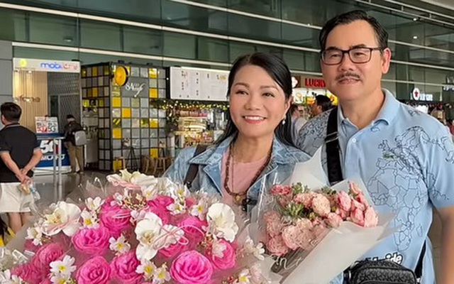 Nữ NSƯT vừa "lủi thủi" về Mỹ vài ngày đã quay lại Việt Nam, mang theo chồng