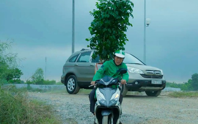 Gia cảnh sa sút, 2 vợ chồng giấu nhau đi làm shipper nhưng bị cả MXH lên án