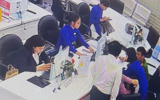 Kiểm tra điện thoại của vị khách đến rút sổ tiết kiệm 900 triệu: Nhân viên ngân hàng phát hiện chuỗi tin nhắn lạ, liền thông báo khẩn cho công an
