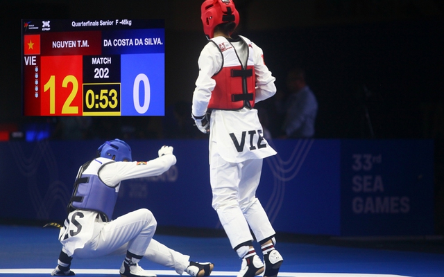 Võ sĩ Việt Nam liên tiếp đánh ngã đối thủ, thắng 12-0 đầy ấn tượng để tranh vàng SEA Games