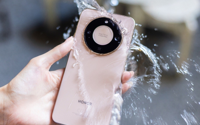 Tăng sốc 400% chỉ sau 48h mở bán: Điện thoại dùng liên tục 3 ngày mới cần sạc gây "sốt" Việt Nam