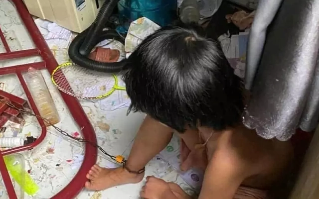 Vụ hai bé gái bị cha ruột nhốt, xích chân vào giường: Hé lộ góc khuất phía sau