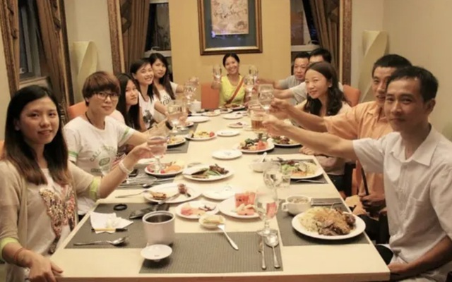 Đi họp lớp các bạn bỏ hết về trước lúc thanh toán: Tôi ở lại cuối cùng với lớp trưởng lại là 'người hưởng lợi nhất'