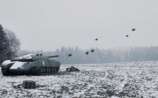 Hệ thống Nemyx buộc một bầy đàn máy bay không người lái phải tấn công xe tăng