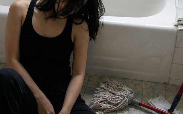 Mắc kẹt trong nhà tắm, đập kính vẫn không thoát ra được: Cô gái ở một mình được cứu bởi thứ nhiều người tưởng… vô giá trị trên điện thoại