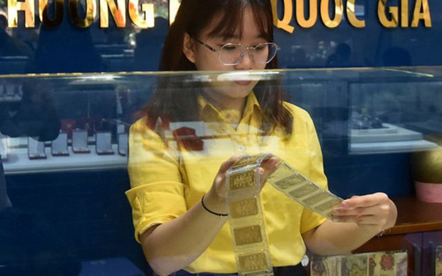 Tối 12-12, giá vàng tăng sốc, xuất hiện mốc dự báo mới