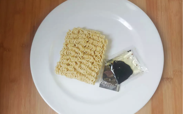 Bé trai 13 tuổi tử vong sau khi ăn liên tục 3 gói mì ăn liền chưa nấu