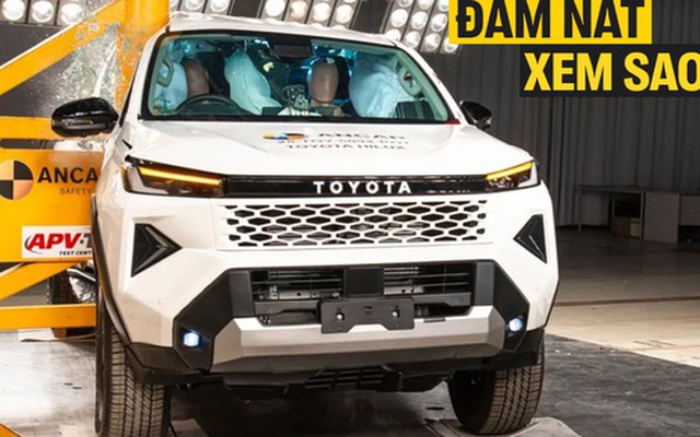 Clip này cho thấy Toyota Hilux 2026 sắp bán tại Việt Nam an toàn thế nào khi bị đâm bẹp đầu và hông với cả người lớn và trẻ em ngồi trong