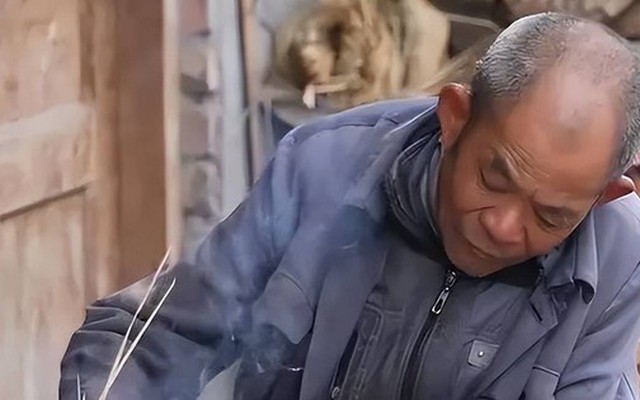 Lão nông nhà nghèo nhận nuôi một bé gái bị bỏ rơi, không ngờ 23 năm sau, chính cô lại kiện ông ra tòa