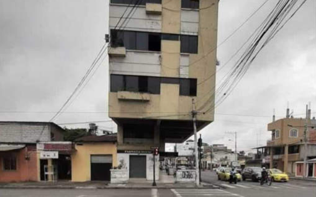 Xiêu vẹo đến khó tin, tòa nhà 4 tầng này đã trải qua 8 trận động đất mạnh suốt hơn 30 năm vẫn không sụp đổ