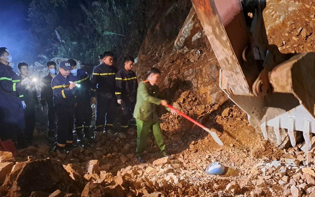 Tìm thấy thi thể nạn nhân thứ 3 trong vụ sạt lở đất đá trên Quốc lộ 6