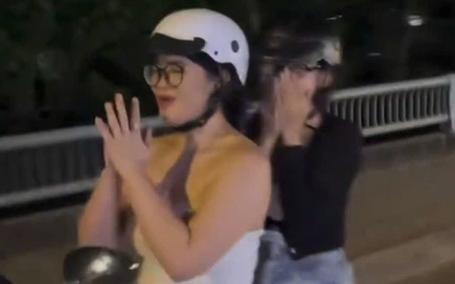 Vì sao tịch thu xe máy của cô gái trẻ có hành vi "chắp tay lạy" khi lái xe ở TPHCM?