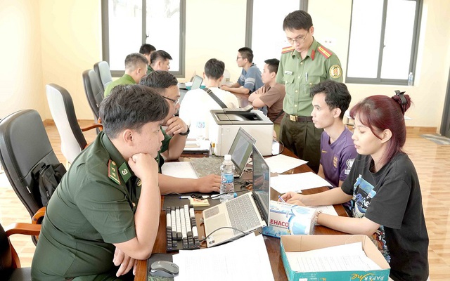 Hàng chục người bỏ chạy từ nhà ăn của công ty, kết thúc chuỗi ngày sống trong "địa ngục"