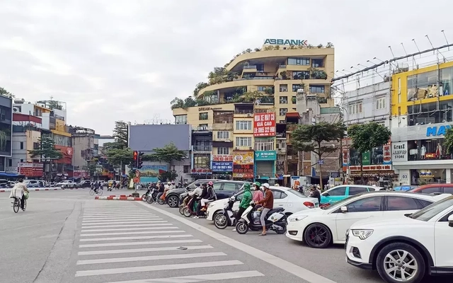 Hơn 1.800 camera AI tại Hà Nội vận hành: Tài xế dừng đèn đỏ 'thẳng như kẻ chỉ'