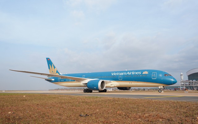 Cận cảnh máy bay lớn nhất Việt Nam hạ cánh xuống sân bay Long Thành