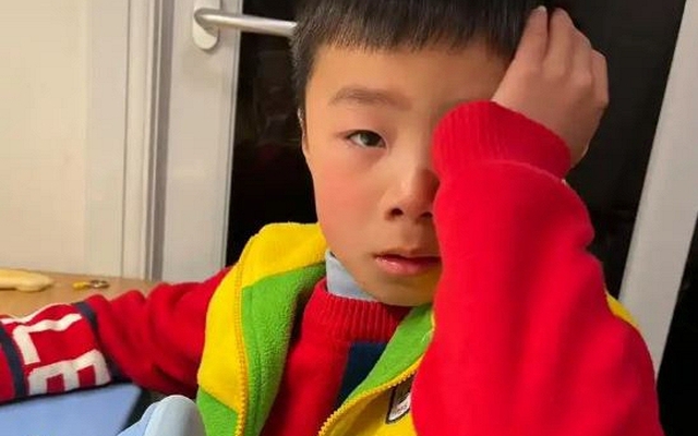 Bài văn vỏn vẻn 26 chữ của 1 học sinh tiểu học khiến cô giáo vừa chấm vừa khóc nức nở: Cô đau đến nghẹn lòng!