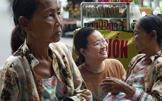 Xe gỏi cuốn 7.000 đồng của mẹ Ngọc Trinh ở TP.HCM: "Con còn tương lai, mẹ thì hết rồi"