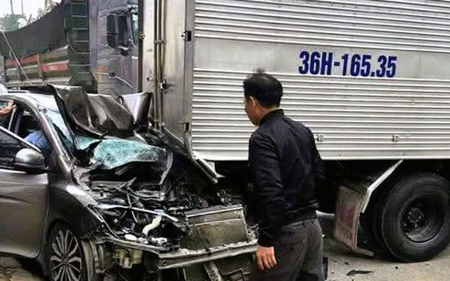 6 ô tô tông liên hoàn trên Quốc lộ 1A, 1 ô tô bẹp dúm