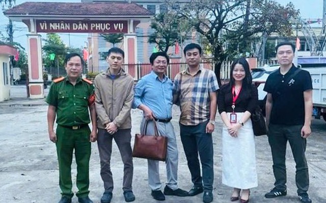 Công an xã ở Đà Nẵng hỗ trợ chàng trai từ Hà Nội nhận lại 5 tỉ đồng chuyển nhầm