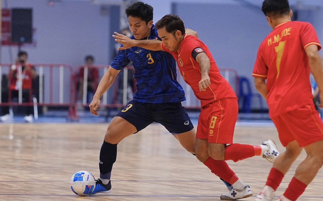 Sau trận thua sốc, tuyển Việt Nam chịu thêm áp lực từ chiến thắng đậm của Thái Lan