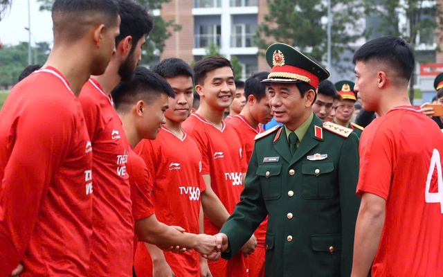 Đại tướng Phan Văn Giang, Bộ trưởng Bộ Quốc Phòng gặp mặt, động viên CLB Thể Công – Viettel