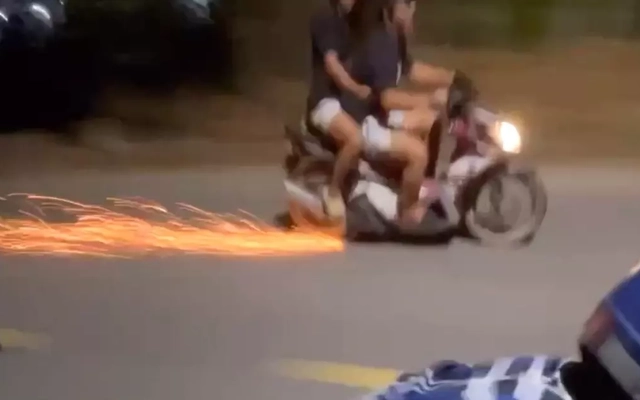 [CLIP] Nhóm 'quái xế' nẹt pô, cà chân chống xuống đường... đăng video lên mạng để giải trí