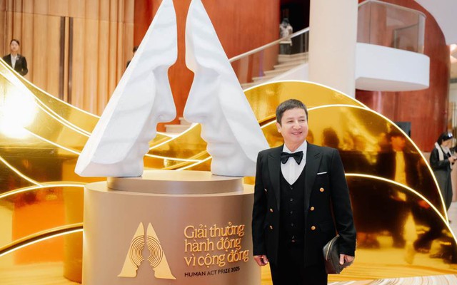 NSƯT Chí Trung 10 năm mới mặc đẹp để dự Human Act Prize: "Rất cần những giải thưởng như thế này"