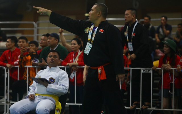 Võ sĩ Việt Nam bị xử ép, HLV phá luật lao thẳng vào sân cãi trọng tài và cái kết