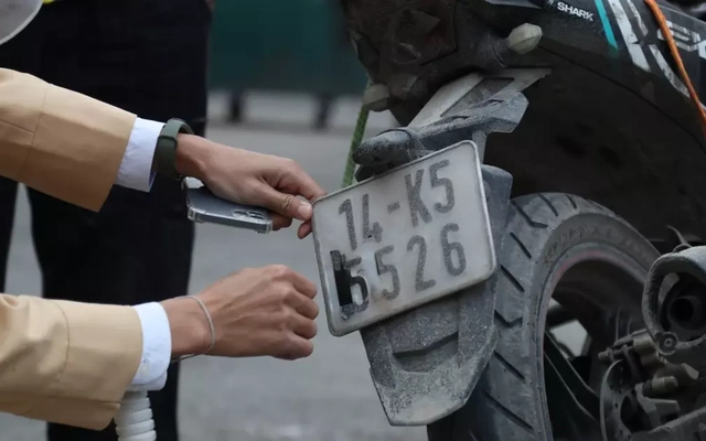 Hà Nội: Cảnh sát xử lý nhiều tài xế che biển số để 'qua mặt' camera AI