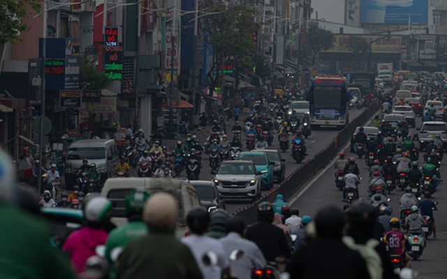 Không khí ô nhiễm bao trùm những ngày cuối năm: Hà Nội mù mịt, TP.HCM tối sầm dù đã 8h sáng