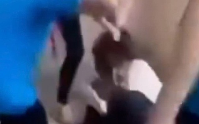 Xôn xao video nữ sinh lớp 8 bị đánh hội đồng trong trường học