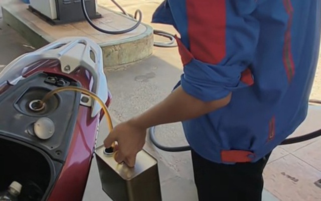 Cho thôi việc nhân viên cây xăng rút xăng của khách hàng vì không chấp nhận chuyển khoản