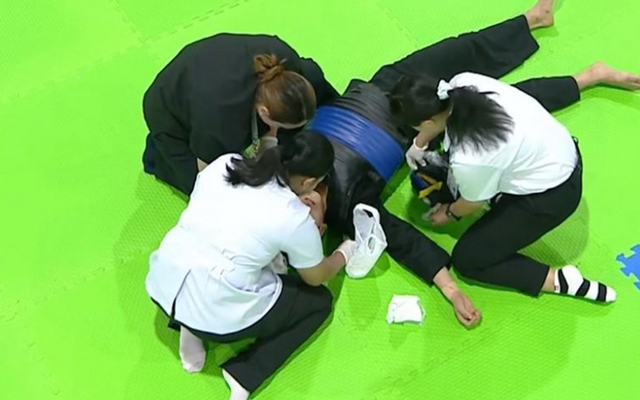 Võ sĩ Việt Nam bất tỉnh bị trọng tài bỏ mặc, ban tổ chức nói ăn vạ