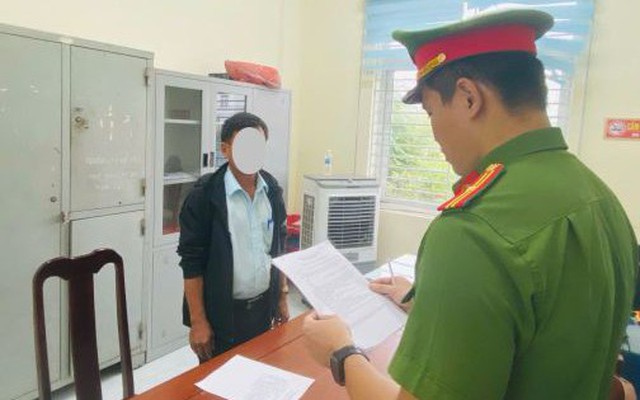 Bé trai 12 tuổi bị người đàn ông ném đá vỡ trán, gây thương tích 36%